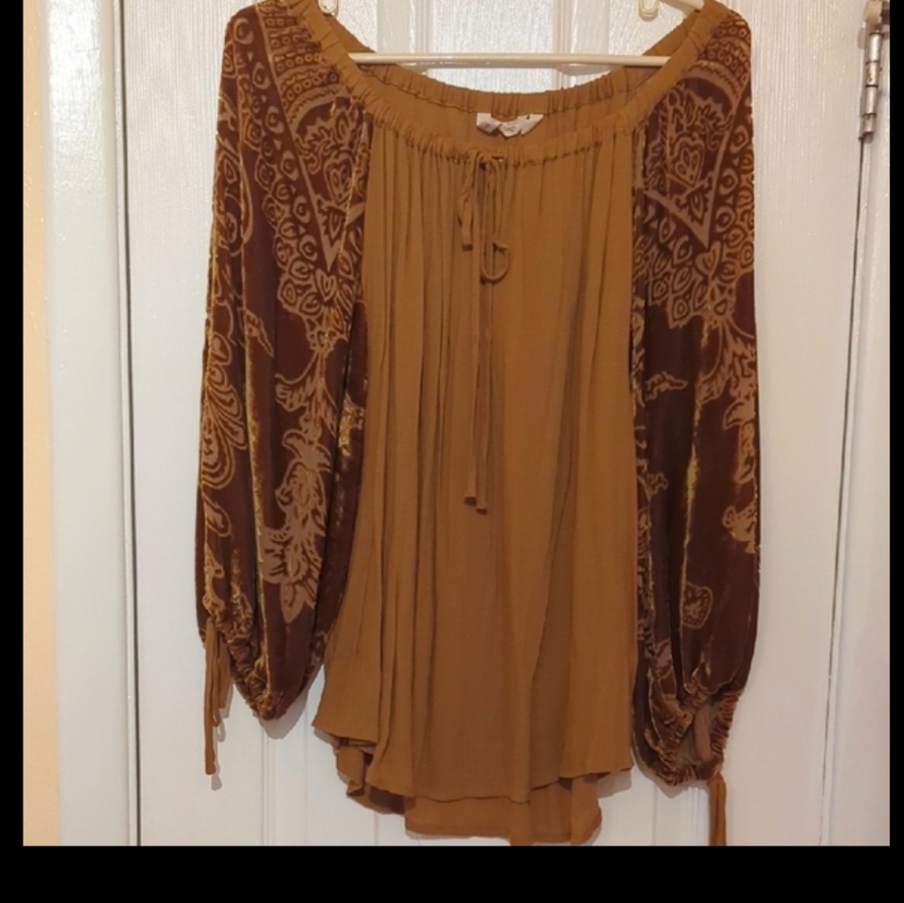 Soft surroundings  top with gold velvet sleeves